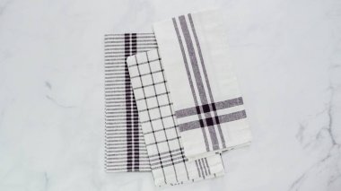 Mermer yüzey üzerinde blck ve beyaz desenli kağıt havlu katlama.