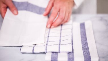 Mermer yüzey üzerinde mavi ve beyaz desenli kağıt havlu katlama.