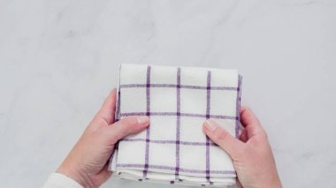 Mermer yüzey üzerinde mavi ve beyaz desenli kağıt havlu katlama.