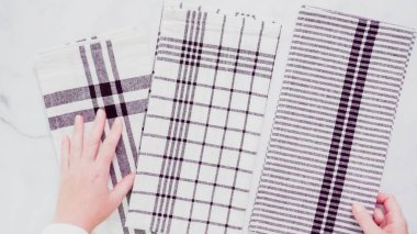 Mermer yüzey üzerinde blck ve beyaz desenli kağıt havlu katlama.