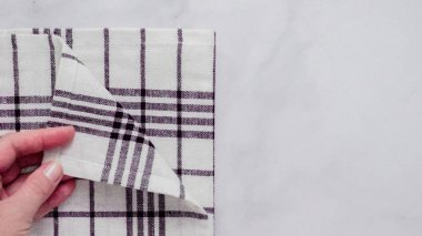 Mermer yüzey üzerinde blck ve beyaz desenli kağıt havlu katlama.