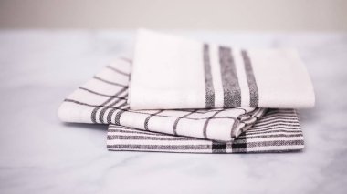 Mermer yüzey üzerinde blck ve beyaz desenli kağıt havlu katlama.