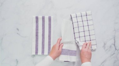 Mermer yüzey üzerinde mavi ve beyaz desenli kağıt havlu katlama.