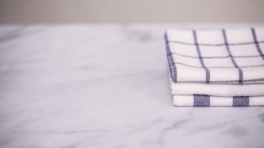 Mermer yüzey üzerinde mavi ve beyaz desenli kağıt havlu katlama.