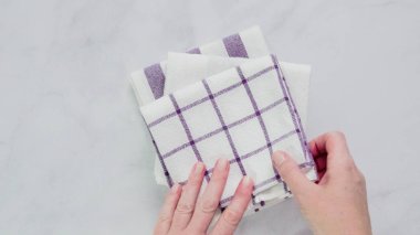 Mermer yüzey üzerinde mavi ve beyaz desenli kağıt havlu katlama.