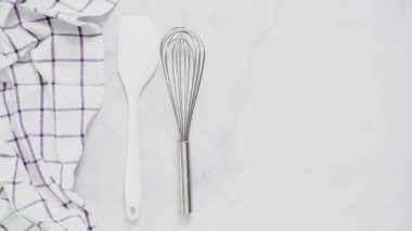 Mermer yüzey üzerinde blck ve beyaz desenli kağıt havlu katlama.