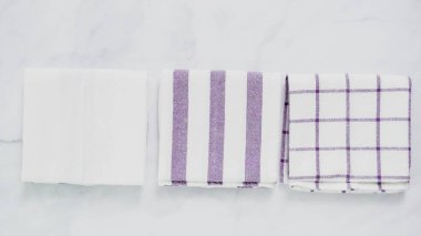 Mermer yüzey üzerinde mavi ve beyaz desenli kağıt havlu katlama.