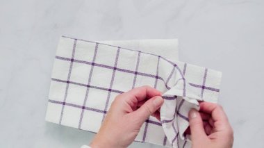 Mermer yüzey üzerinde mavi ve beyaz desenli kağıt havlu katlama.