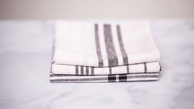 Mermer yüzey üzerinde blck ve beyaz desenli kağıt havlu katlama.