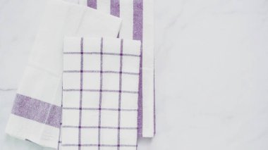 Mermer yüzey üzerinde mavi ve beyaz desenli kağıt havlu katlama.