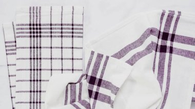 Mermer yüzey üzerinde blck ve beyaz desenli kağıt havlu katlama.