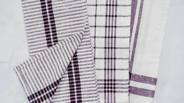 Mermer yüzey üzerinde blck ve beyaz desenli kağıt havlu katlama.