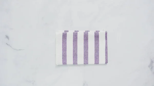 Διπλώνοντας Χαρτί Μπλε Και Λευκές Πετσέτες Μαρμάρινη Επιφάνεια — Φωτογραφία Αρχείου