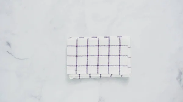 Toallas Papel Con Dibujos Azules Blancos Plegables Superficie Mármol — Foto de Stock