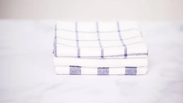 Skládání Modro Bílé Vzorované Papírové Ručníky Mramor Povrch — Stock fotografie
