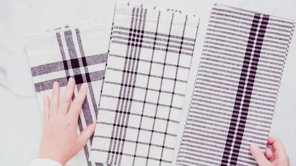 Mermer yüzey üzerinde blck ve beyaz desenli kağıt havlu katlama.