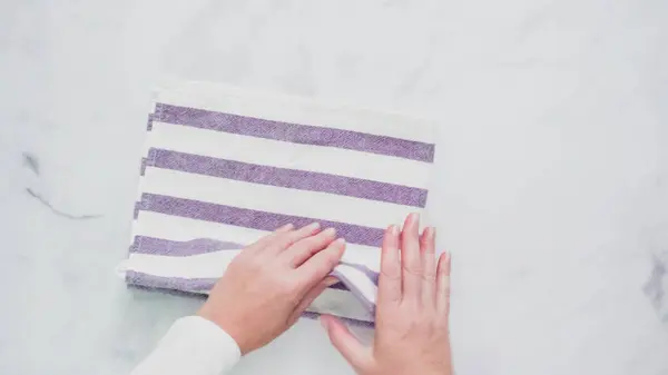 Falten Blau Und Weiß Gemusterter Papiertücher Auf Marmoroberfläche — Stockfoto