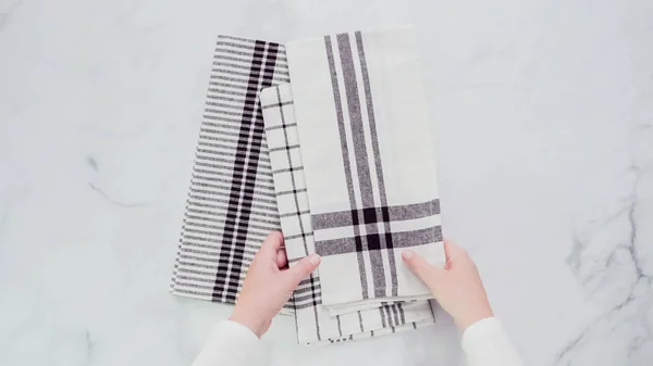 Klappblck Und Weiß Gemusterte Papiertücher Auf Marmoroberfläche — Stockfoto