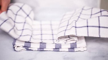 Mermer yüzey üzerinde mavi ve beyaz desenli kağıt havlu katlama.