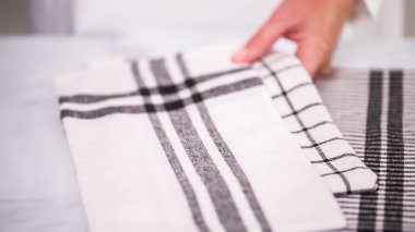 Mermer yüzey üzerinde blck ve beyaz desenli kağıt havlu katlama.