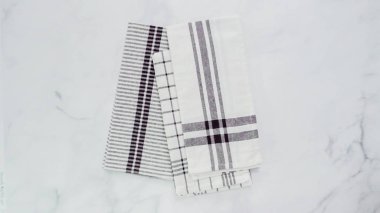 Mermer yüzey üzerinde blck ve beyaz desenli kağıt havlu katlama.