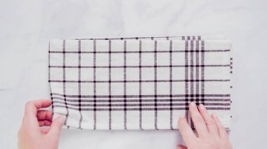 Mermer yüzey üzerinde blck ve beyaz desenli kağıt havlu katlama.