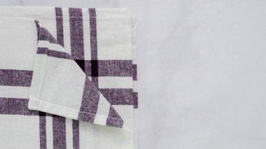 Mermer yüzey üzerinde blck ve beyaz desenli kağıt havlu katlama.