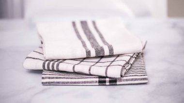 Mermer yüzey üzerinde blck ve beyaz desenli kağıt havlu katlama.