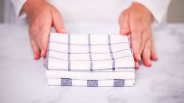 Mermer yüzey üzerinde mavi ve beyaz desenli kağıt havlu katlama.