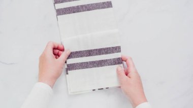 Mermer yüzey üzerinde blck ve beyaz desenli kağıt havlu katlama.