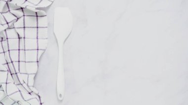 Mermer yüzey üzerinde blck ve beyaz desenli kağıt havlu katlama.