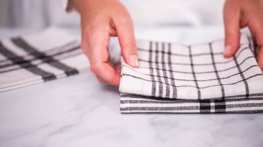 Mermer yüzey üzerinde blck ve beyaz desenli kağıt havlu katlama.