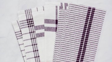 Mermer yüzey üzerinde blck ve beyaz desenli kağıt havlu katlama.