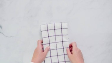 Mermer yüzey üzerinde blck ve beyaz desenli kağıt havlu katlama.