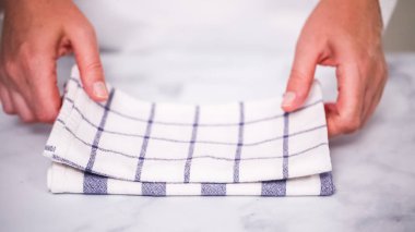 Mermer yüzey üzerinde mavi ve beyaz desenli kağıt havlu katlama.