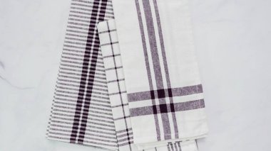 Mermer yüzey üzerinde blck ve beyaz desenli kağıt havlu katlama.