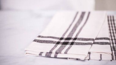 Mermer yüzey üzerinde blck ve beyaz desenli kağıt havlu katlama.