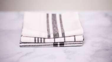 Mermer yüzey üzerinde blck ve beyaz desenli kağıt havlu katlama.