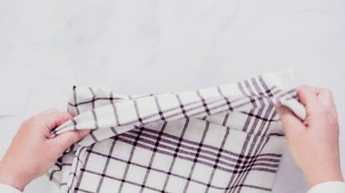 Mermer yüzey üzerinde blck ve beyaz desenli kağıt havlu katlama.