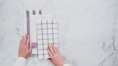 Mermer yüzey üzerinde mavi ve beyaz desenli kağıt havlu katlama.
