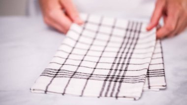 Mermer yüzey üzerinde blck ve beyaz desenli kağıt havlu katlama.