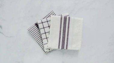 Mermer yüzey üzerinde blck ve beyaz desenli kağıt havlu katlama.