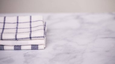 Mermer yüzey üzerinde mavi ve beyaz desenli kağıt havlu katlama.