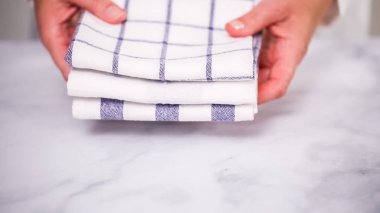 Mermer yüzey üzerinde mavi ve beyaz desenli kağıt havlu katlama.