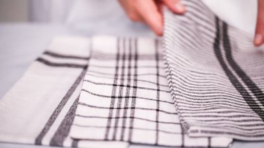 Mermer yüzey üzerinde blck ve beyaz desenli kağıt havlu katlama.