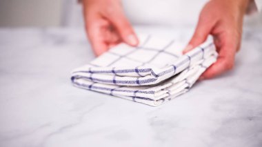 Mermer yüzey üzerinde blck ve beyaz desenli kağıt havlu katlama.