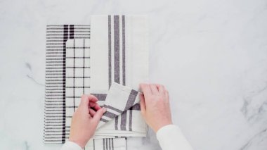 Mermer yüzey üzerinde blck ve beyaz desenli kağıt havlu katlama.