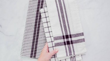 Mermer yüzey üzerinde blck ve beyaz desenli kağıt havlu katlama.