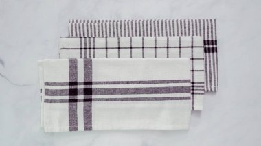 Mermer yüzey üzerinde blck ve beyaz desenli kağıt havlu katlama.