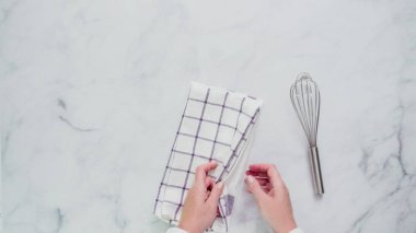 Mermer yüzey üzerinde mavi ve beyaz desenli kağıt havlu katlama.